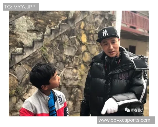 《足球场上的对话与梦想：女生记者专访球星幕后故事》